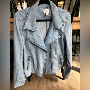 Levi’s light denim jacket in moto style. Perfect for Spring/Summer. Size XL